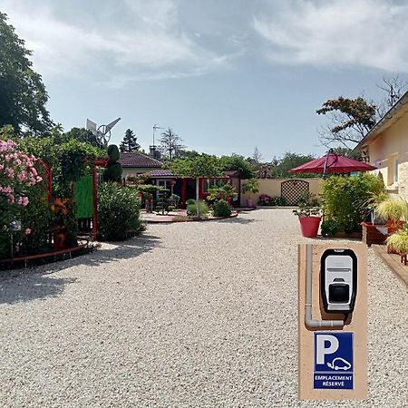 Une Pause Quelque Part Avec Recharge Pour Voiture Electrique Saint-Medard-de-Guizieres Exterior photo