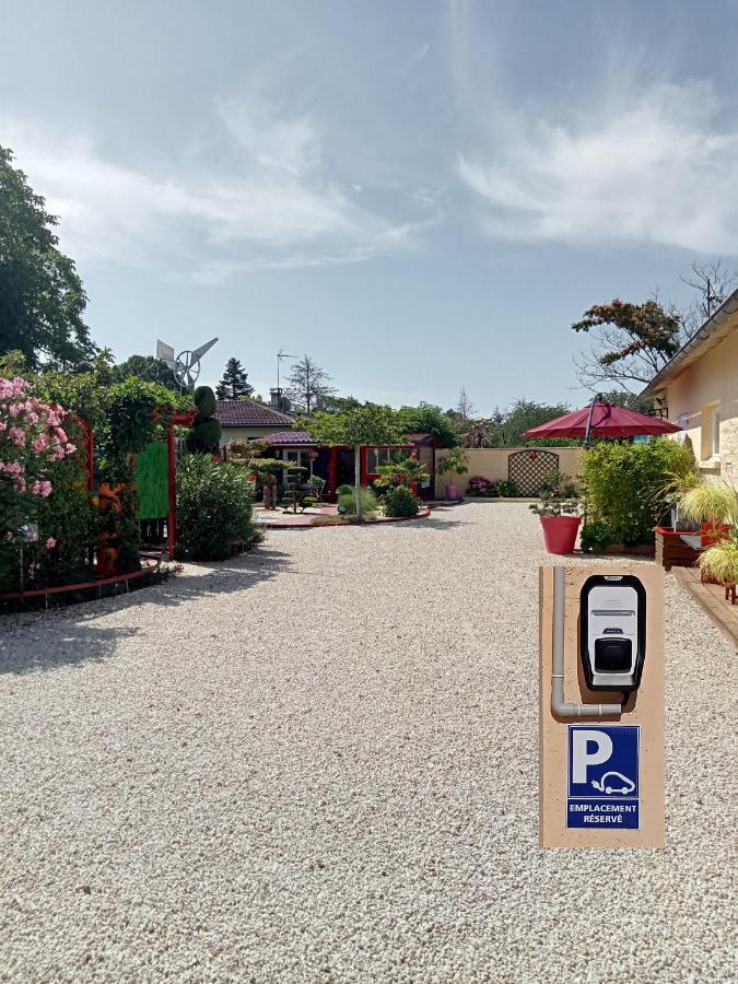 Une Pause Quelque Part Avec Recharge Pour Voiture Electrique Saint-Medard-de-Guizieres Exterior photo